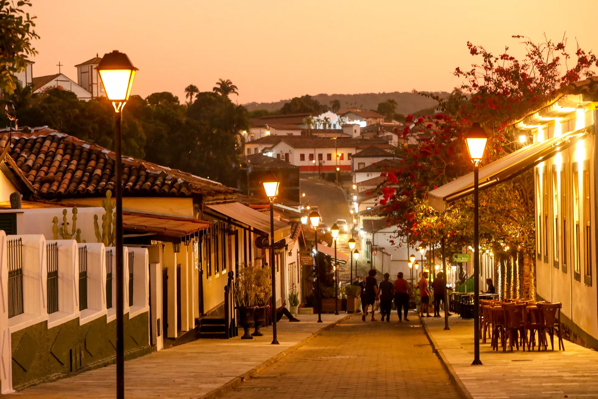 A Rua do Lazer ao entardecer, casario colonial e lampiões acesos