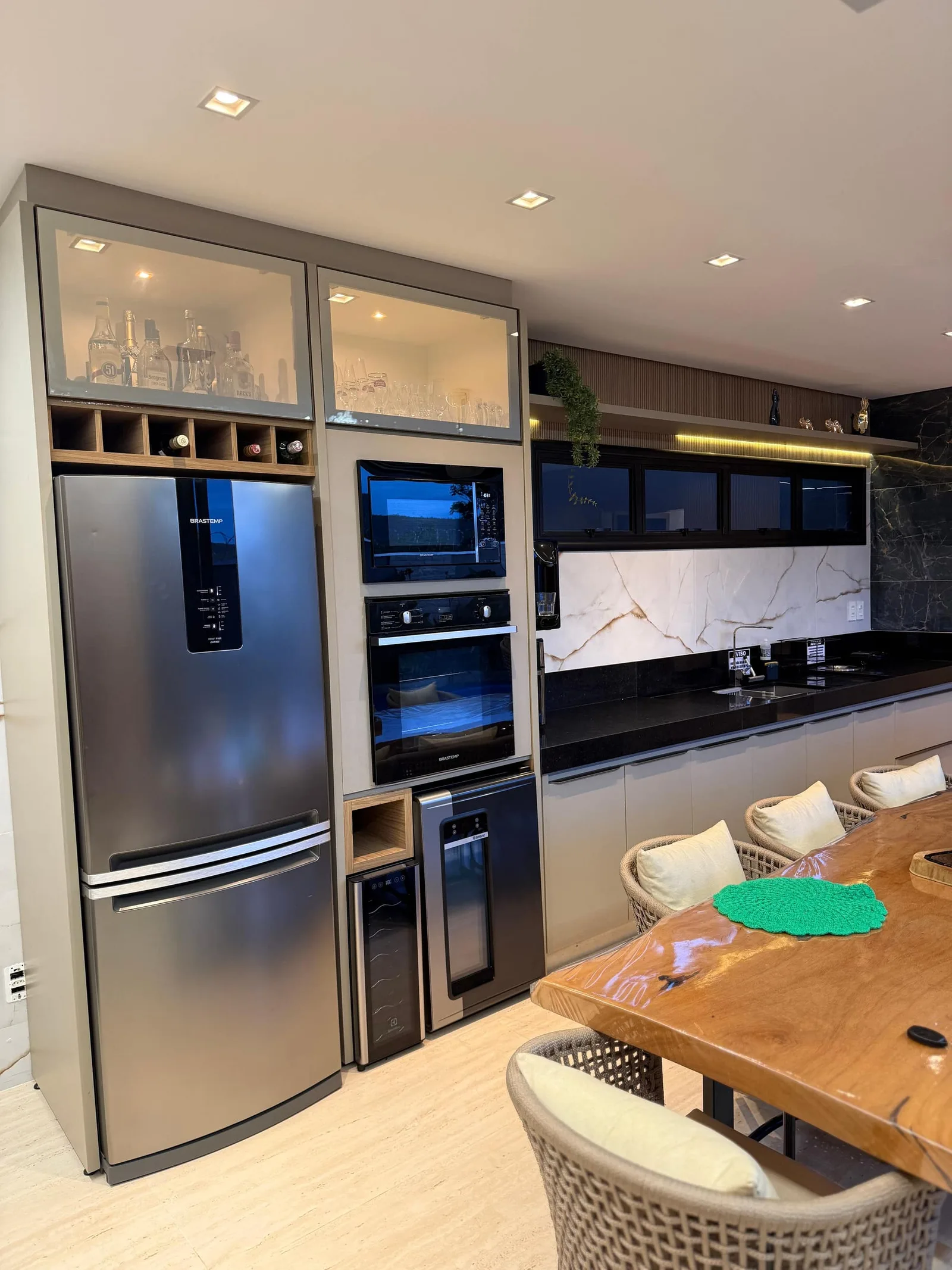Geladeira Electrolux 480 litros e forno duplo em aço escovado