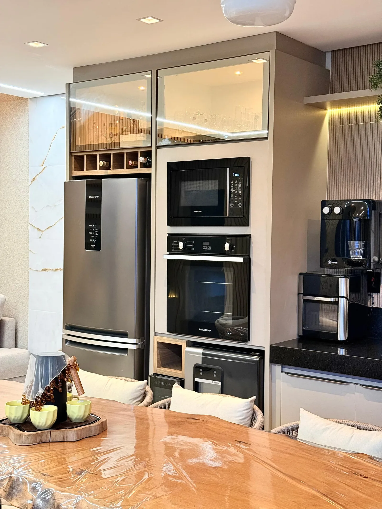 Cafeteira, air fryer e micro-ondas organizados na bancada