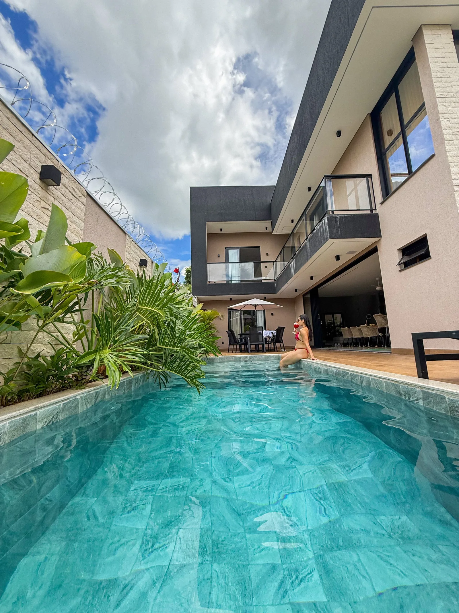 A piscina raia inteira, deck de madeira nas laterais