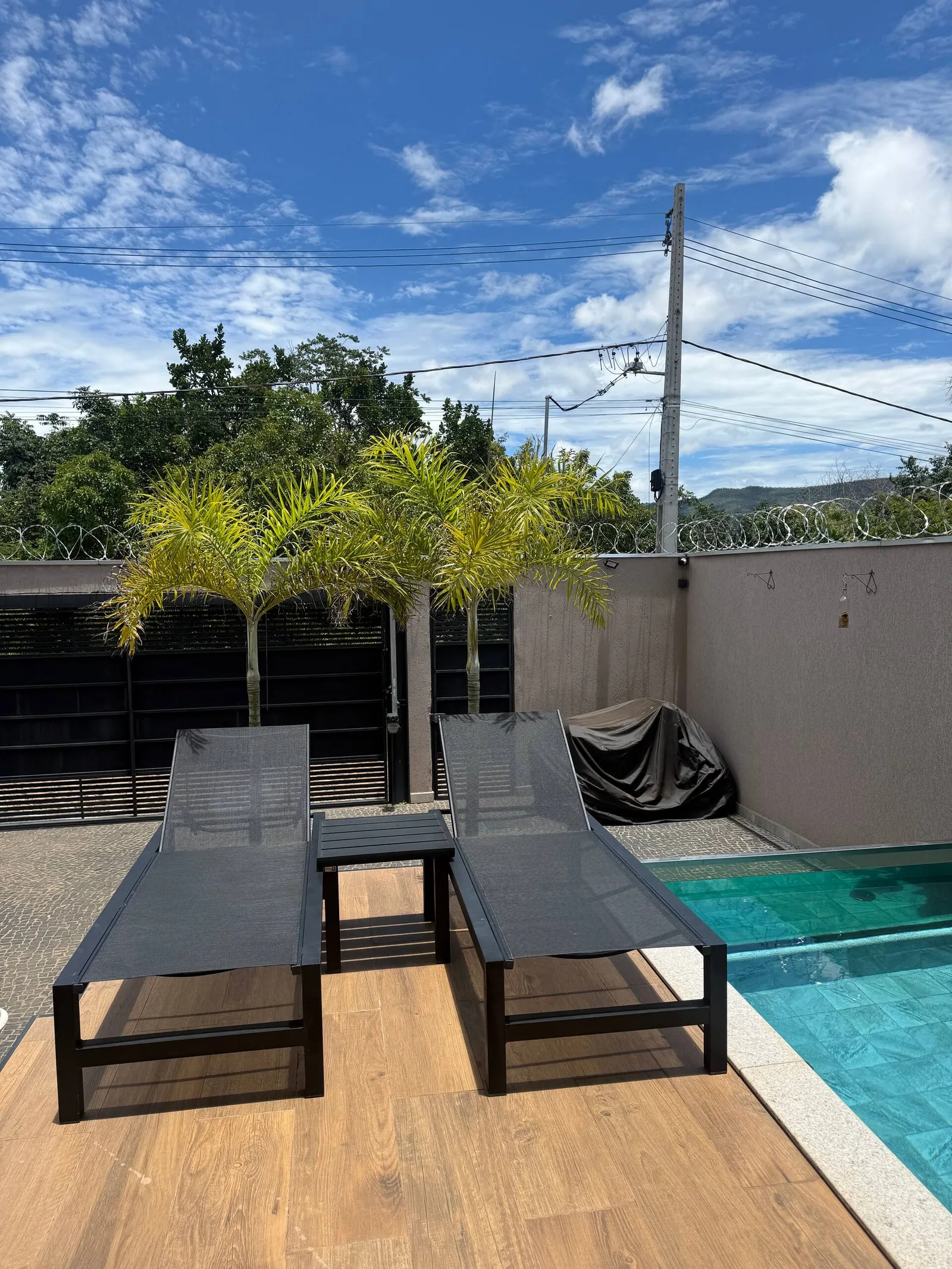 Espreguiçadeiras junto à piscina, deck de madeira