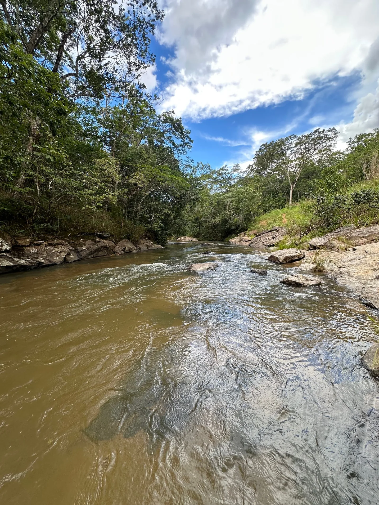 A correnteza do Rio das Almas entre as pedras