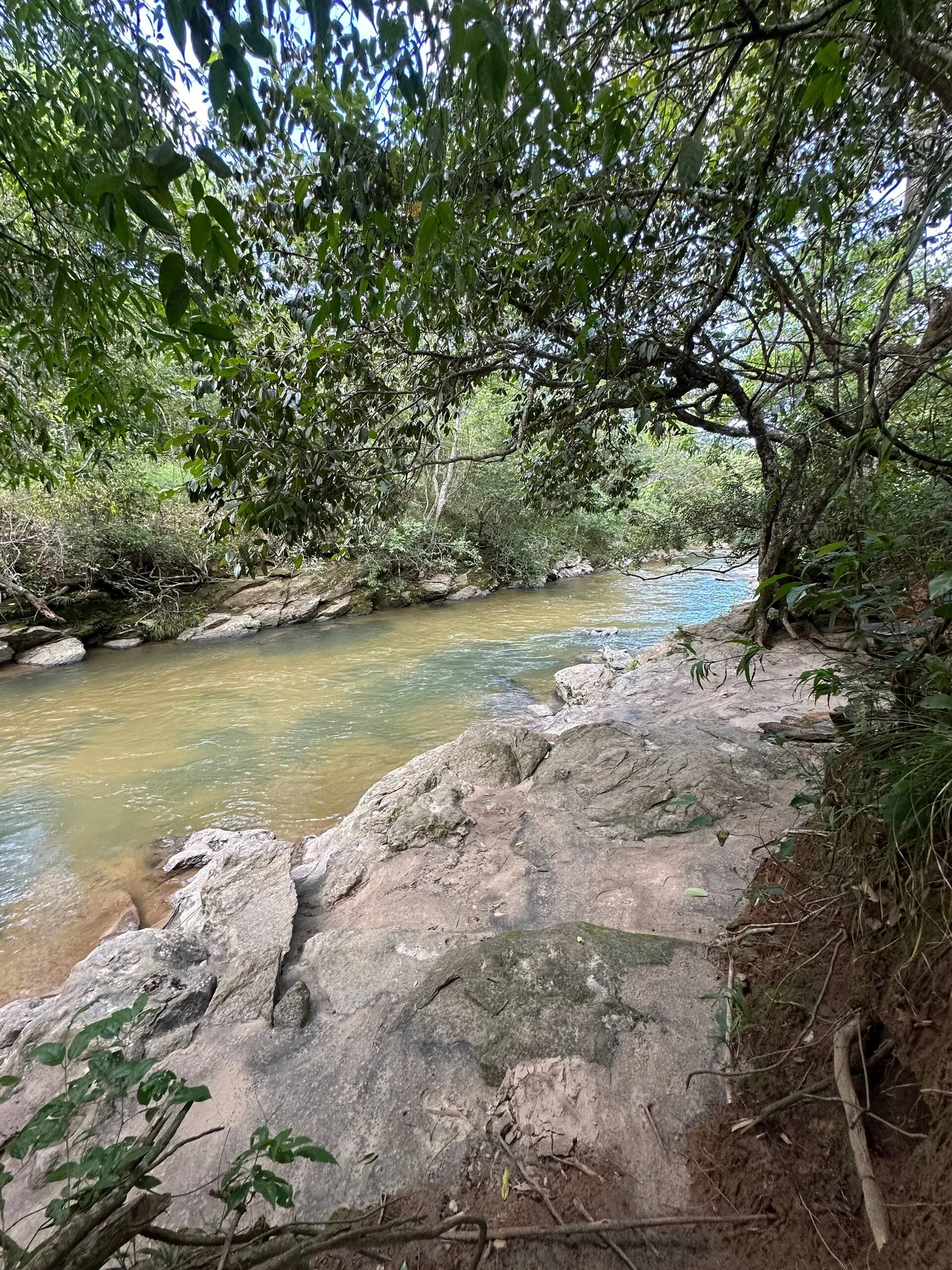 Pedras e água na curva do Rio das Almas