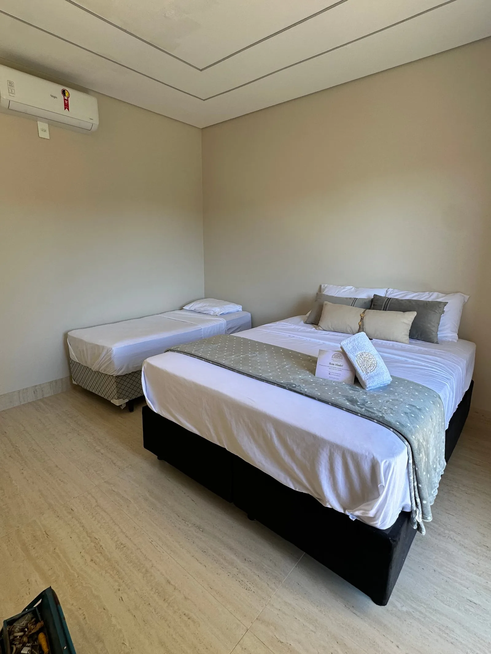 Cama de casal e cama de solteiro da suíte 2