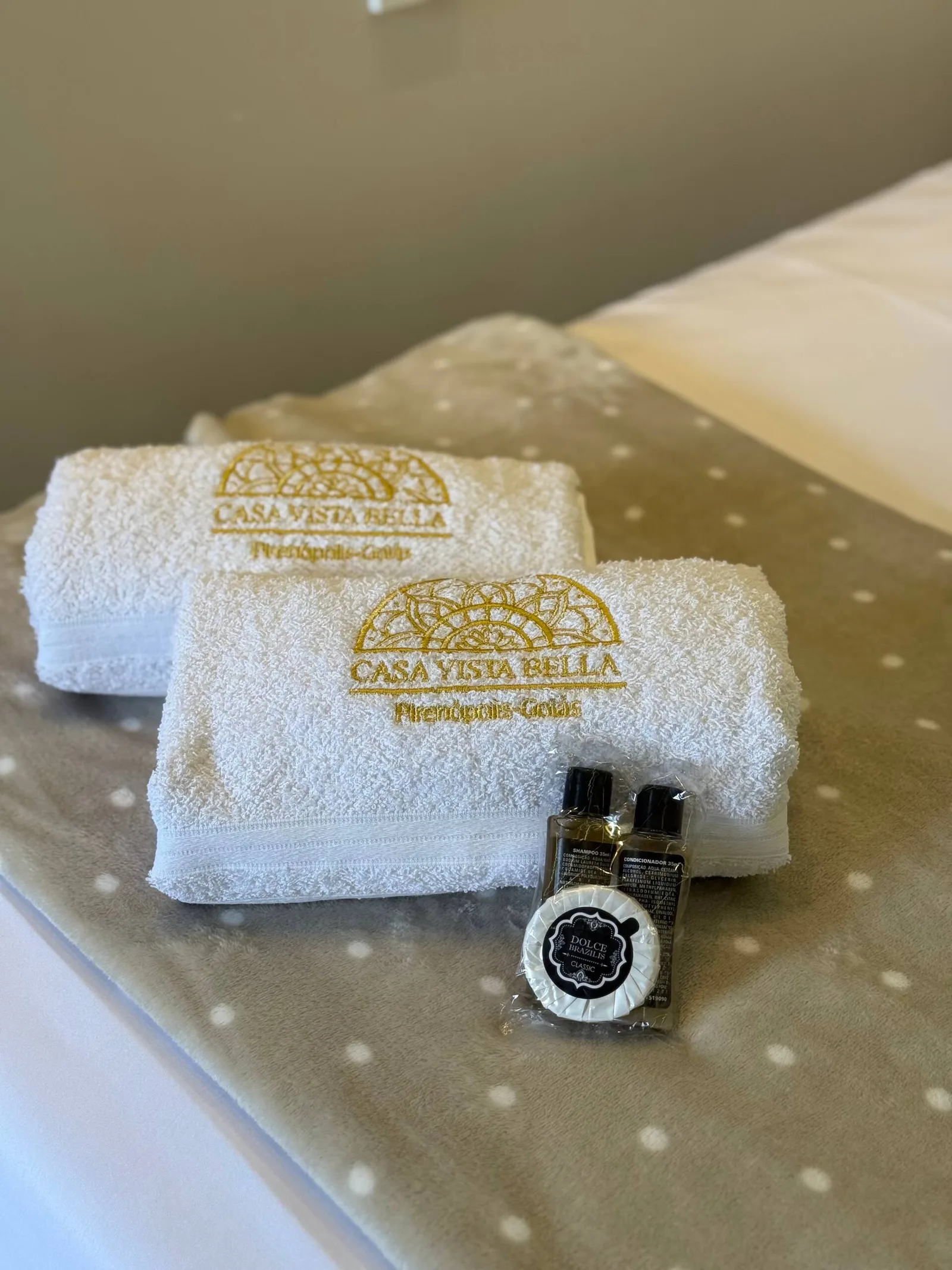Toalhas e amenities preparados na suíte 3