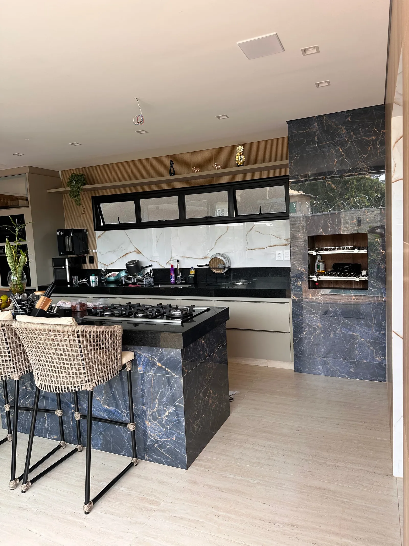 Adega e cervejeira embutidas junto ao fogão cooktop