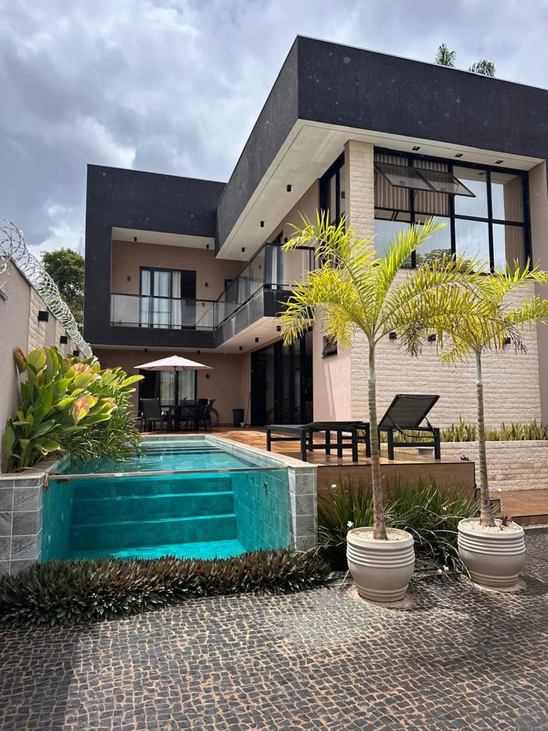 A casa de três andares e a piscina aquecida, luz da manhã