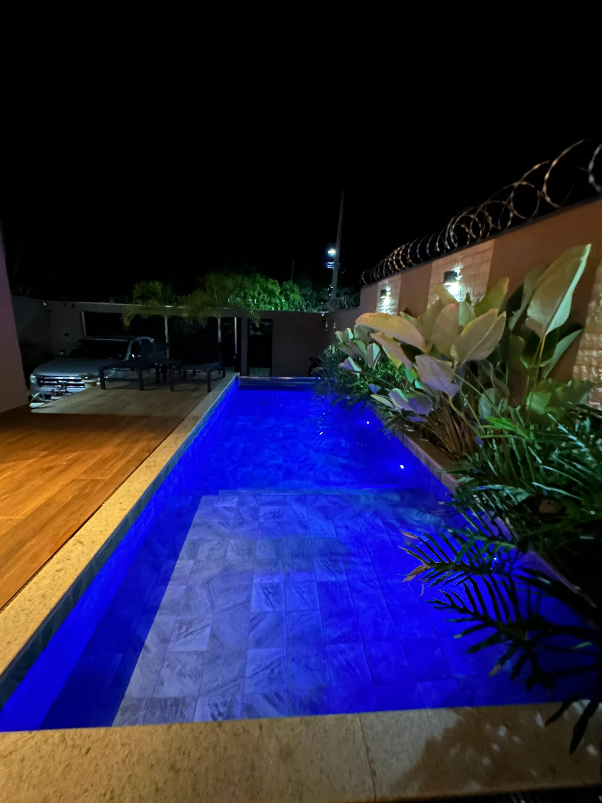 A piscina iluminada de azul depois que o sol se põe