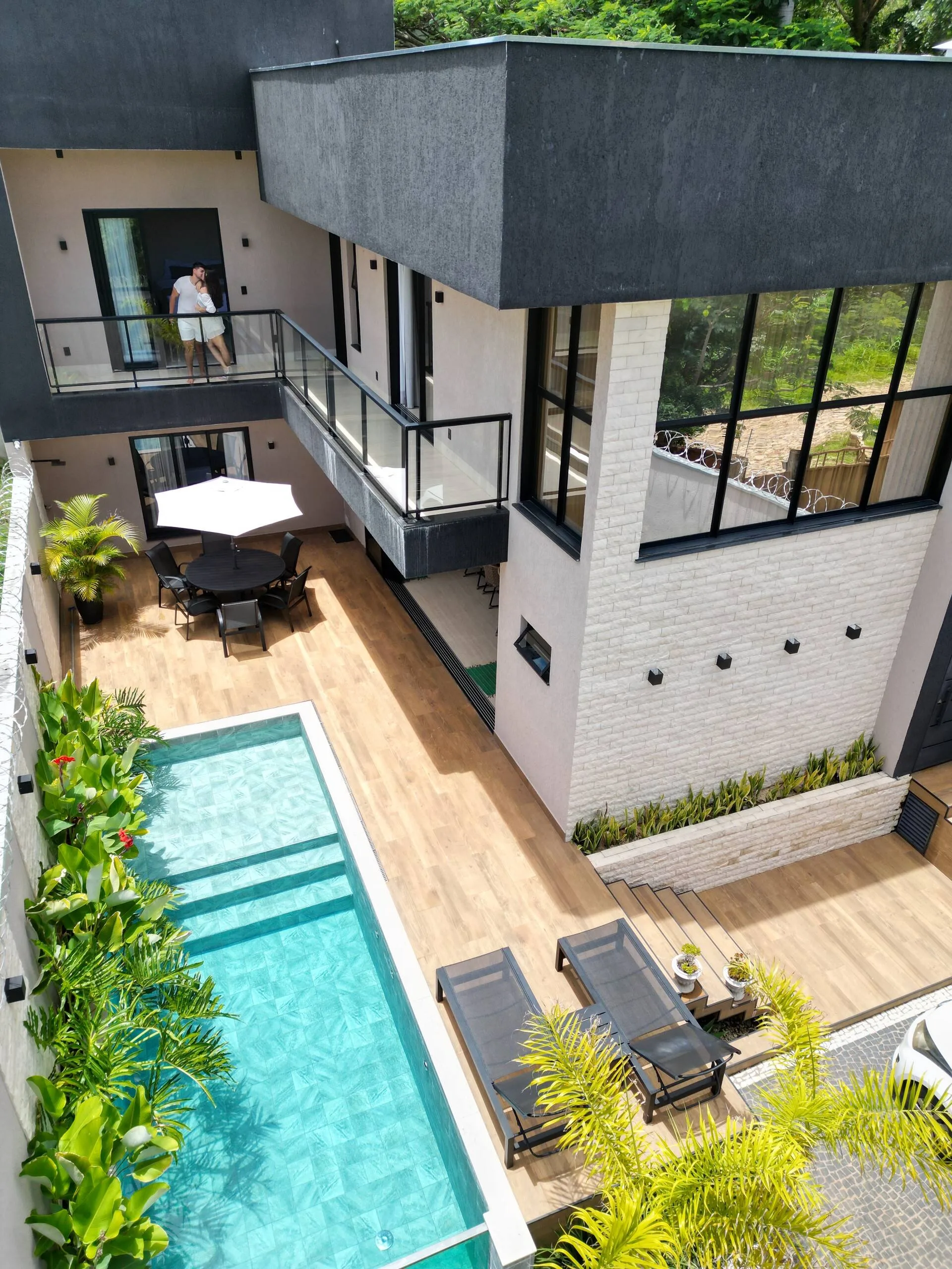 Vista aérea da casa inteira com a piscina raia