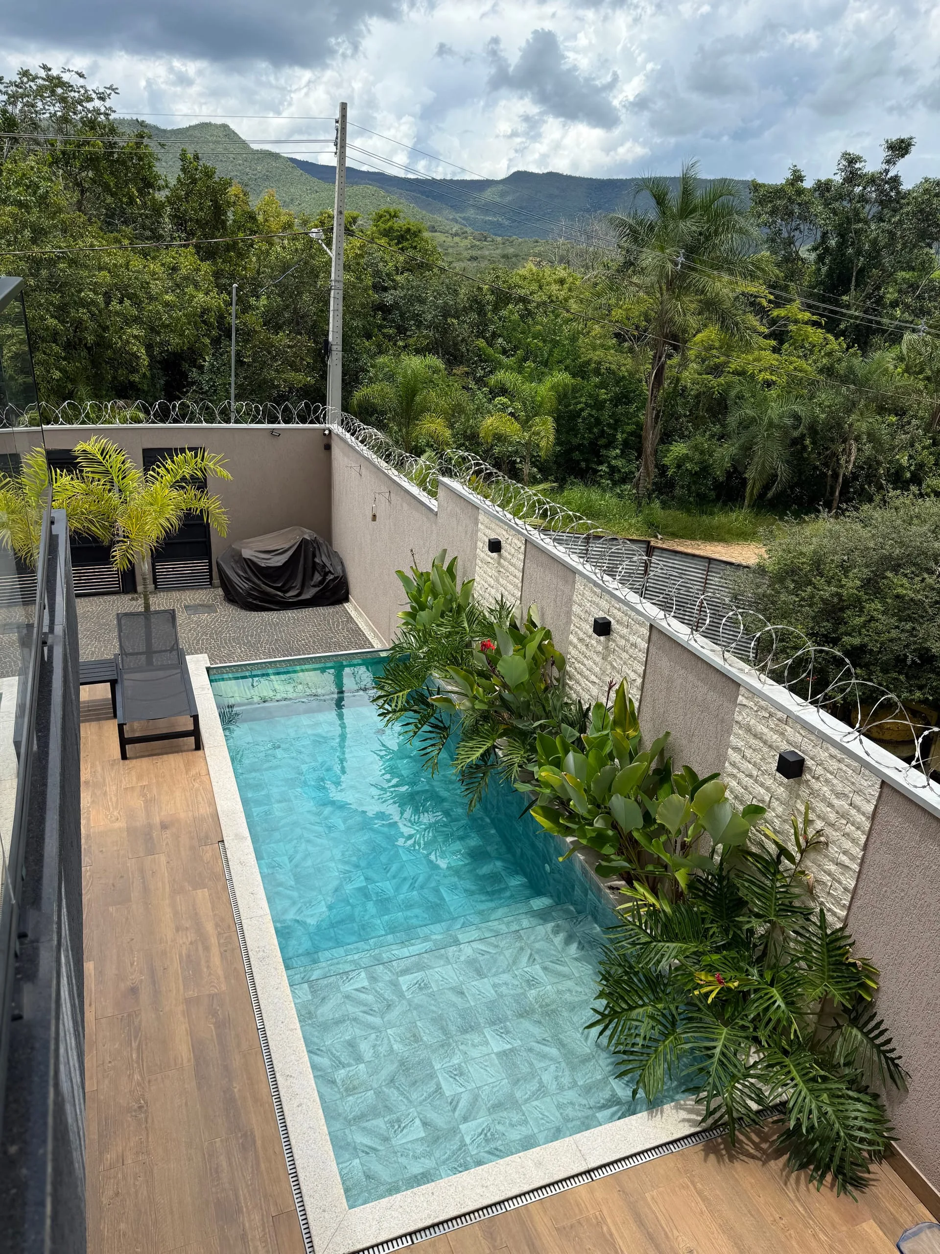 A piscina vista de cima, a serra dos Pireneus ao fundo