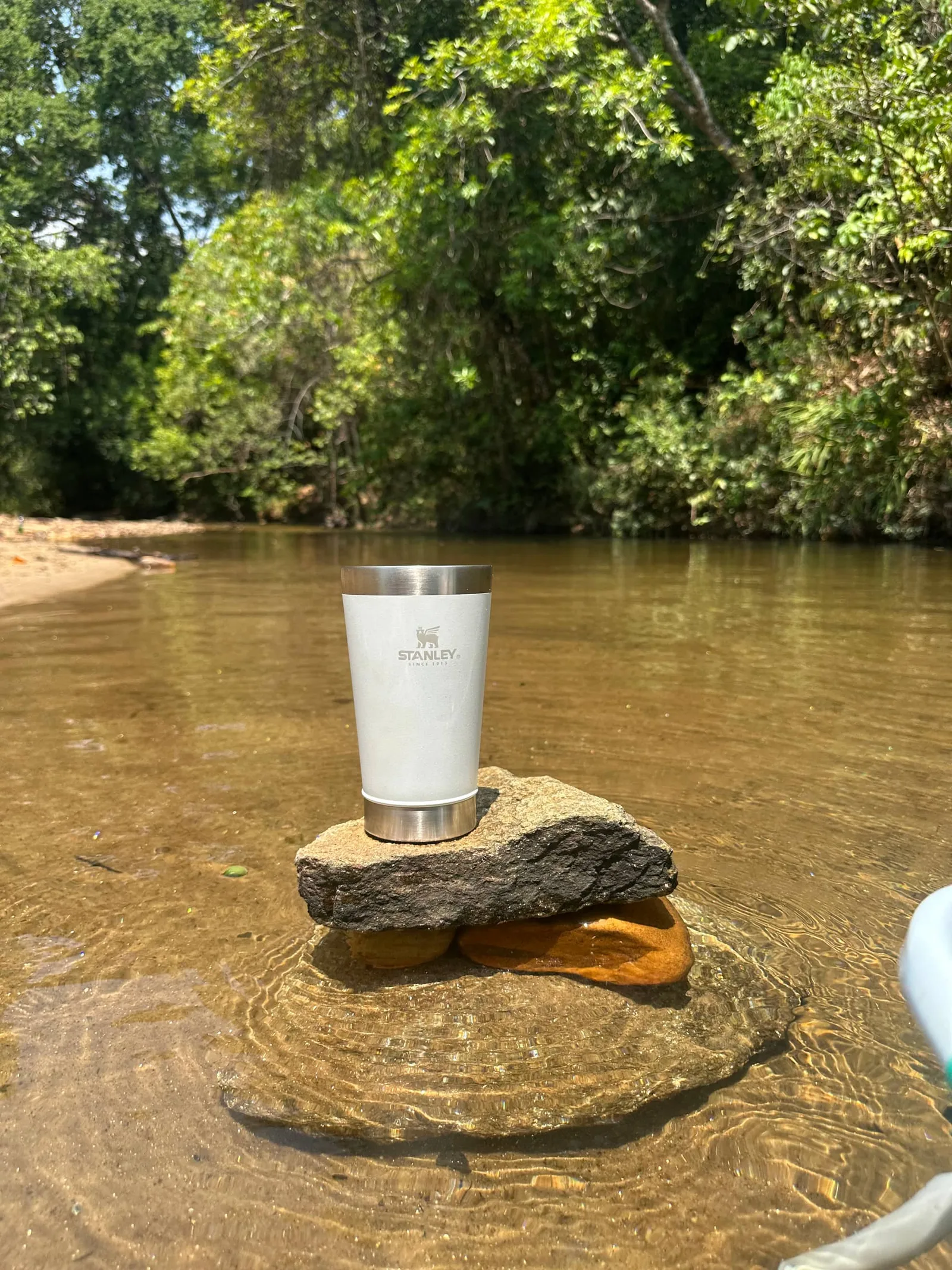 Uma taça sobre a pedra, o Rio das Almas correndo ao lado