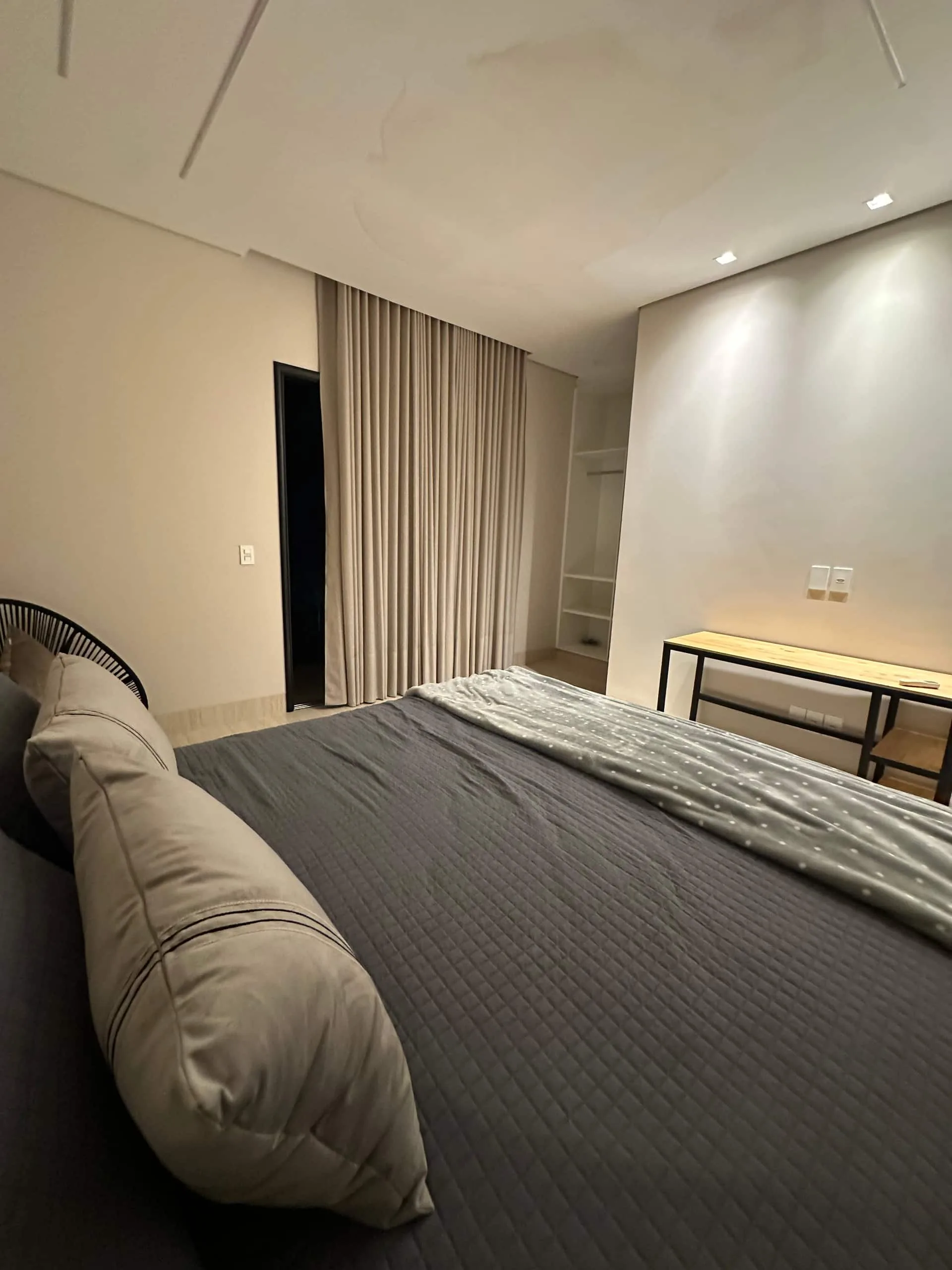 Suíte 2 com ar-condicionado e cabeceira estofada