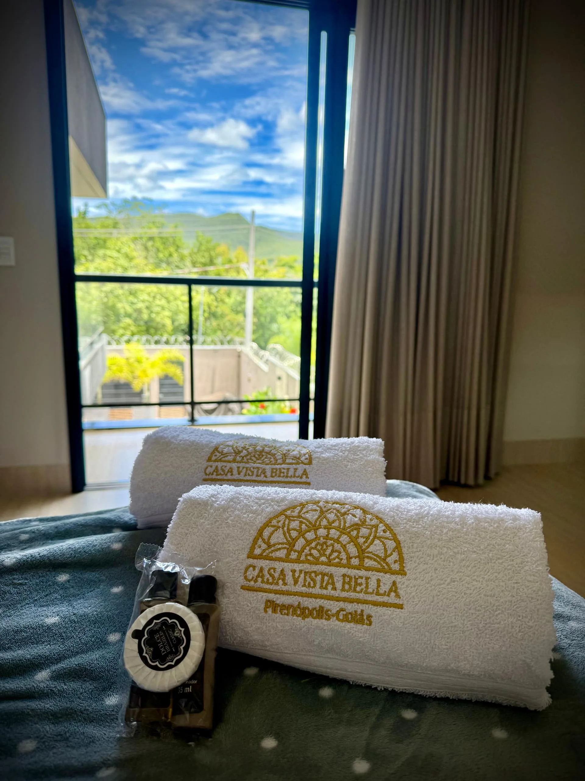 Bordado dourado CASA VISTA BELLA nas toalhas da suíte 2