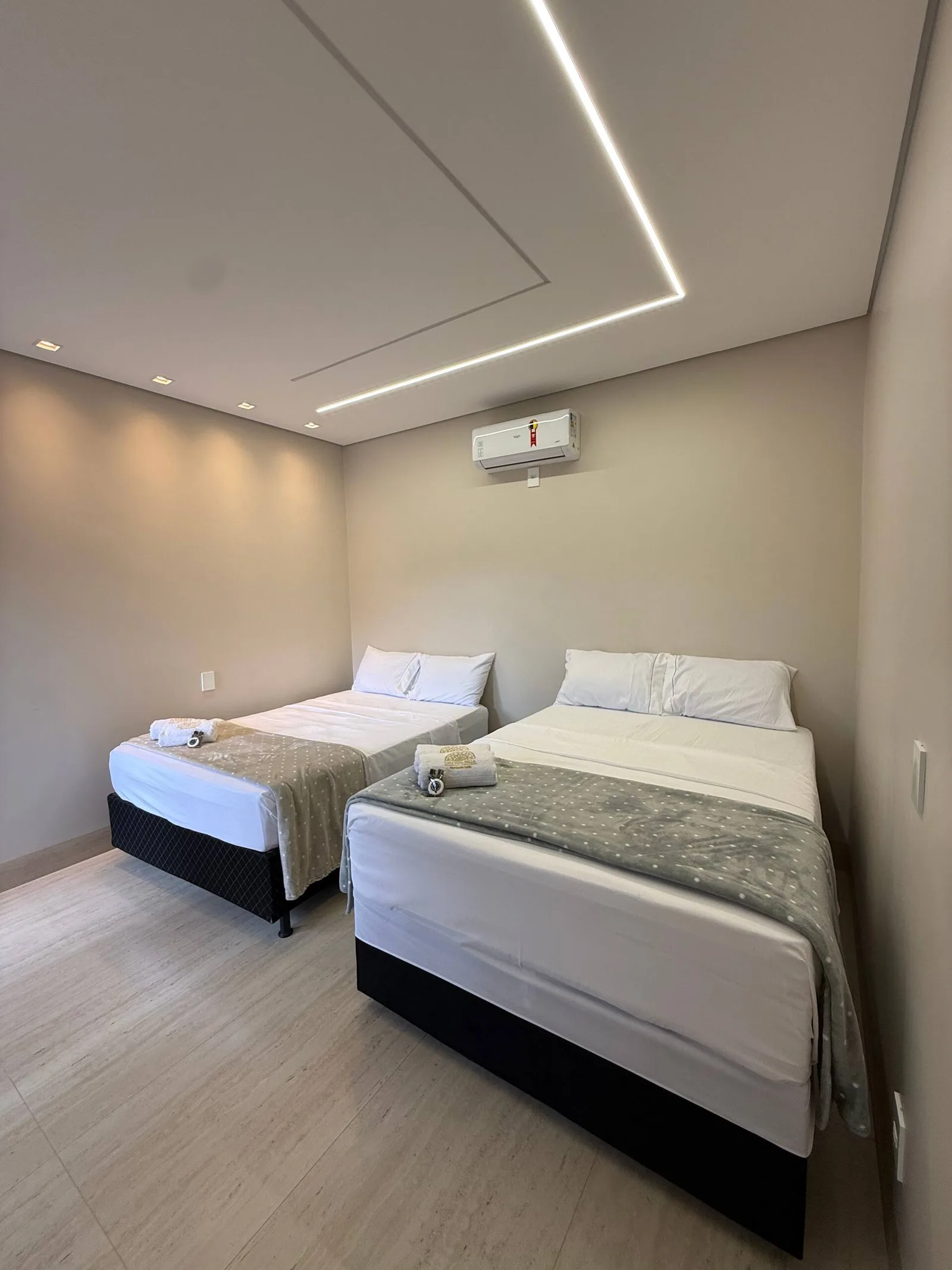 Cabeceira e roupa de cama da suíte 3