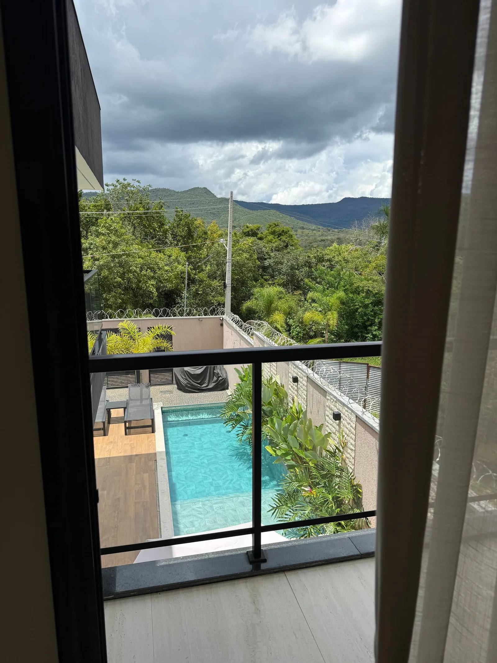 A serra dos Pireneus emoldurada pela janela da varanda